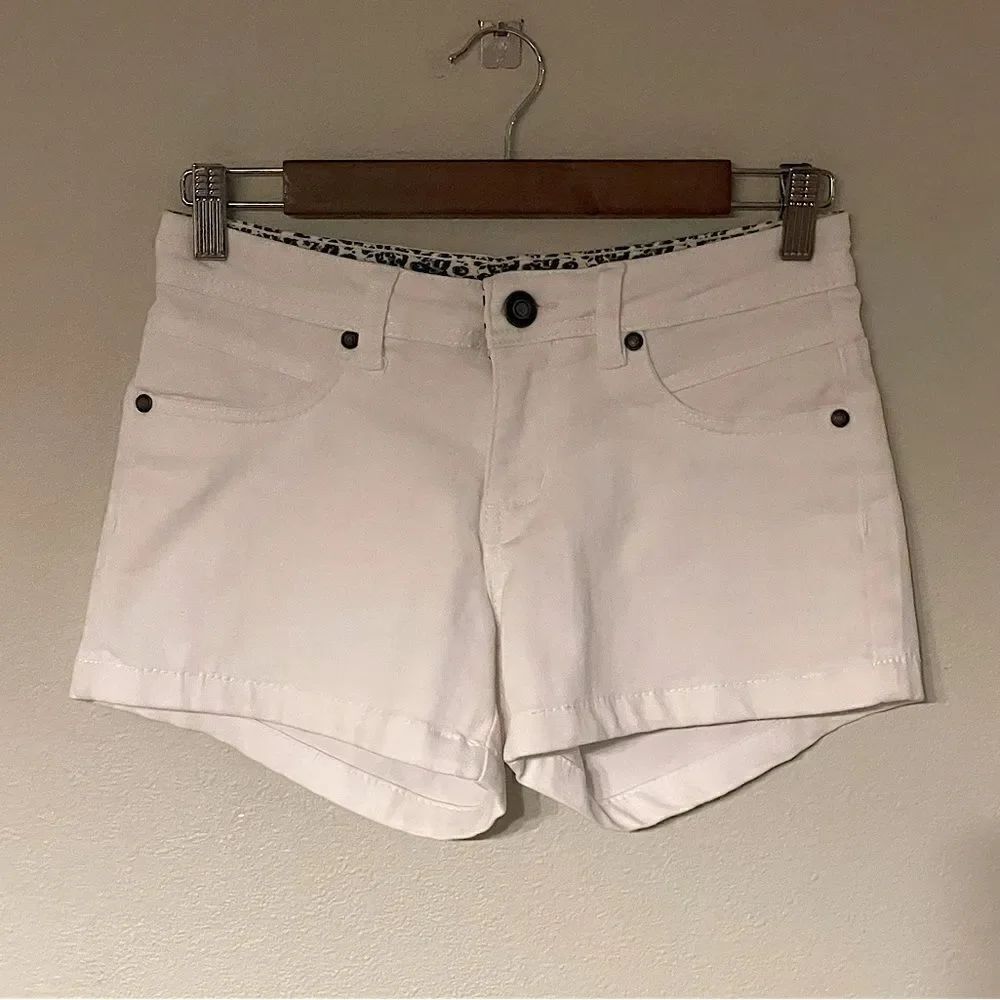 NWOT! Womens, White Suko Jeans, Denim Shorts. Size 2.